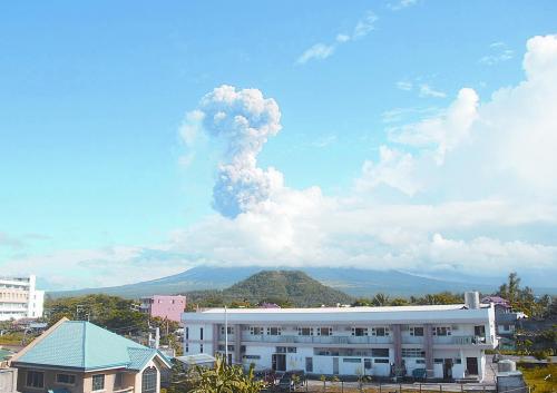 5月7日，菲律賓呂宋島東南部的馬榮火山發(fā)生噴發(fā)。據(jù)報(bào)道已造成5人死亡。