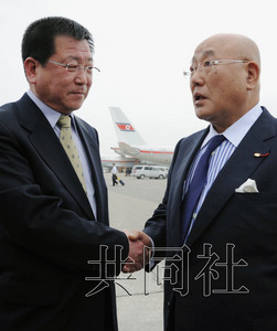5月14日，日本內(nèi)閣官房參事飯島勛（右）抵達(dá)平壤，在機場與前來迎接的朝鮮外務(wù)省亞洲局副局長金哲虎握手。