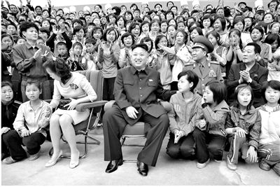 5月19日，朝鮮最高領(lǐng)導(dǎo)人金正恩與夫人李雪主訪問妙香山少年團(tuán)野營所，與孩子們合影。
