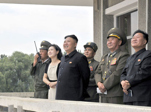 朝鮮最高領導人金正恩攜夫人李雪主18日視察了榮獲吳仲洽7團稱號的朝鮮人民軍航空與防空軍第1017部隊，并指導飛行訓練。（《勞動新聞》圖片） 點擊圖片進入下一頁！