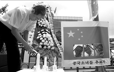 ?15日，韓國首爾鐘路區(qū)，人們悼念在韓亞客機(jī)事故中不幸遇難的3名中國女孩。