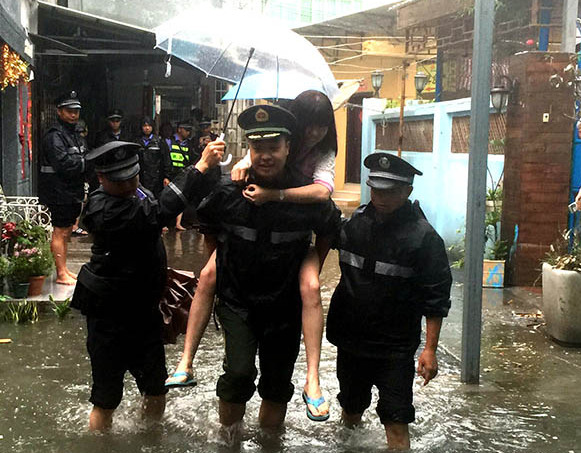 民警從積水處背出被困群眾。