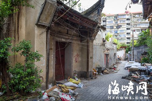 城直街33號，原本是一棟三進古宅（市民陳先生供圖，2012年攝，獎50元），如今，門臉和一、二進已被拆