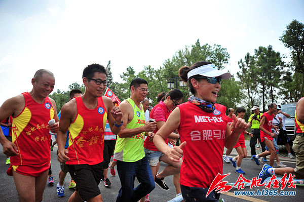 當(dāng)天，合肥市馬拉松愛好者們來(lái)到大圩體驗(yàn)在綠蔭中奔跑的快感