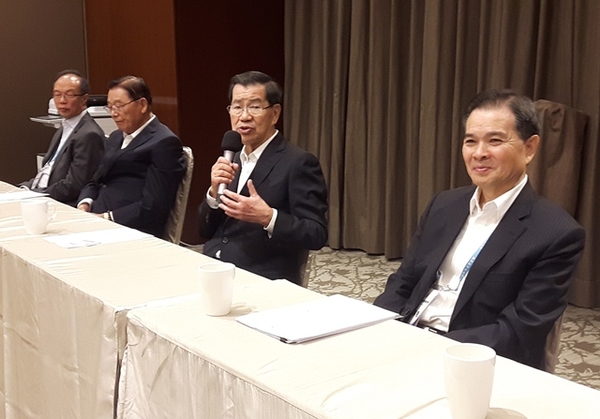2016兩岸企業(yè)家峰會(huì)5日在金門登場(chǎng)，峰會(huì)臺(tái)灣方面理事長(zhǎng)蕭萬(wàn)長(zhǎng)（右2）表示，盼望透過峰會(huì)這個(gè)平臺(tái)，在雙方競(jìng)合中，尋找新的合作模式，以壯大臺(tái)商。圖片來(lái)源：臺(tái)“中央社”