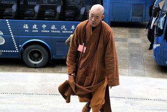 代表步履從容進(jìn)會場。