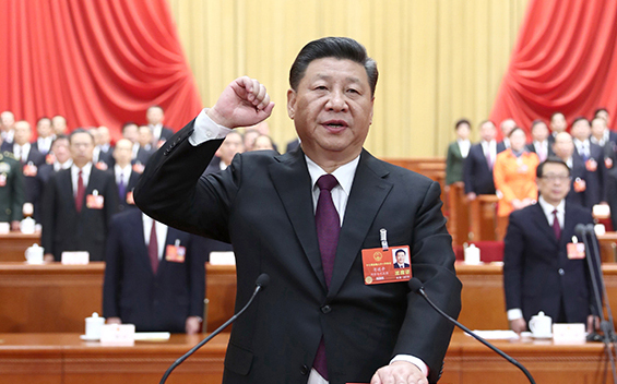 新當選的國家主席、中央軍委主席習近平進行憲法宣誓
