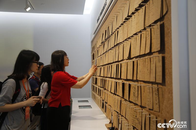展覽出口的留言墻，觀眾以文字、涂鴉等方式表達(dá)參觀感受。