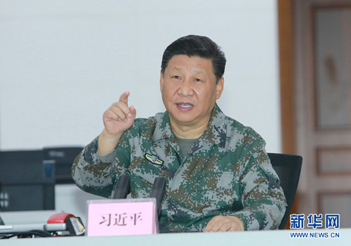 10月25日上午，中共中央總書記、國(guó)家主席、中央軍委主席習(xí)近平到南部戰(zhàn)區(qū)視察調(diào)研。這是習(xí)近平視察指揮大廳，實(shí)地了解戰(zhàn)區(qū)聯(lián)合作戰(zhàn)指揮體系構(gòu)建運(yùn)行情況，勉勵(lì)戰(zhàn)區(qū)發(fā)揚(yáng)改革創(chuàng)新精神，持續(xù)深化實(shí)踐探索，加快把指揮能力搞過(guò)硬。 新華社記者李剛攝