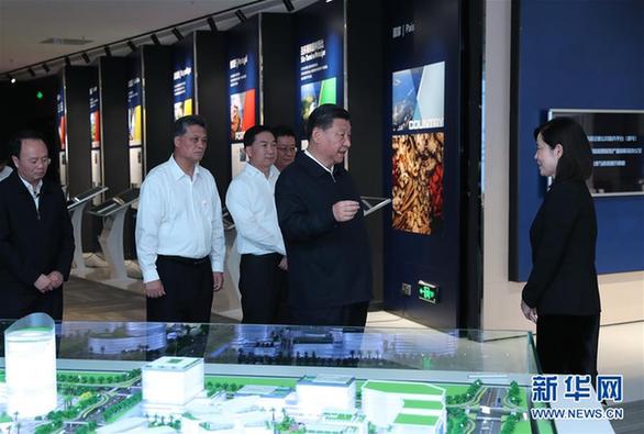 10月22日，中共中央總書記、國家主席、中央軍委主席習(xí)近平在廣東珠?？疾?。這是習(xí)近平在橫琴新區(qū)高新技術(shù)片區(qū)考察粵澳合作中醫(yī)藥科技產(chǎn)業(yè)園。 新華社記者鞠鵬攝