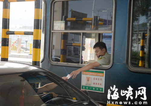 高速收費站收費員長期在這樣的環(huán)境中工作，影響健康