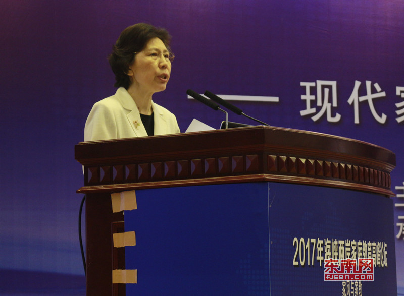 2、全國人大法律委委員,中國家庭教育學(xué)會(huì)常務(wù)副會(huì)長,全國婦聯(lián)原副主席、書記處書記趙東花出席論壇并致辭.jpg
