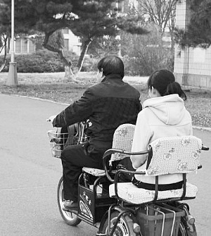 穿梭于吉大校園內(nèi)的紅色三輪車很是惹眼。