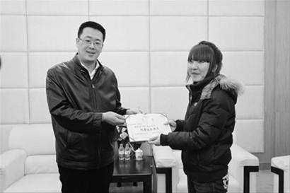 　沈陽團市委書記邢鵬為楊艷艷頒發(fā)了沈陽市“優(yōu)秀共青團員”榮譽證書“及1萬元助學基金。