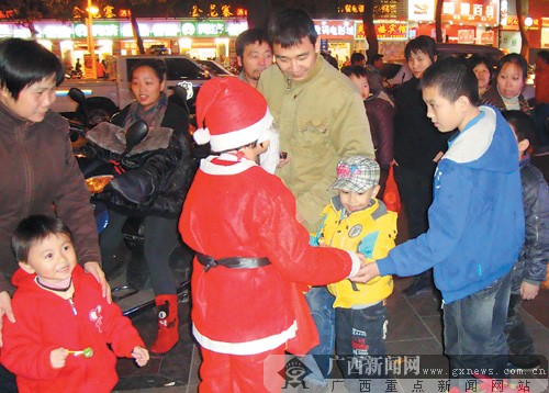 小嘉璐正在街上派送禮物。 記者 趙敏攝
