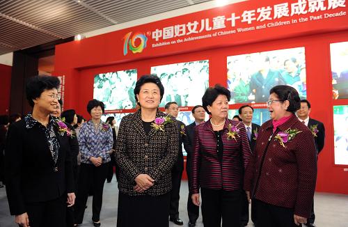  3月6日，中共中央政治局委員、國務(wù)委員劉延?xùn)|在北京出席“中國婦女兒童十年發(fā)展成就展”開幕式并參觀展覽。新華社記者 謝環(huán)馳 攝 