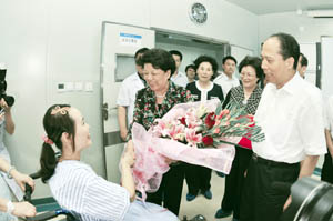 圖為7月3日，陳至立看望最美女教師張麗莉。(謝景剛/攝)