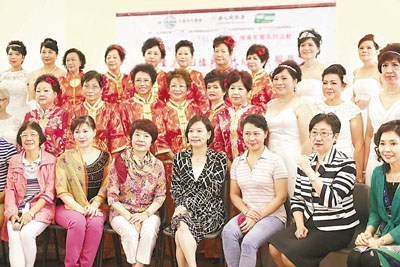 梁美芬見證了20多對結(jié)婚25年或以上的老夫老妻再披禮服。 香港文匯報(bào)記者鄭治祖 攝