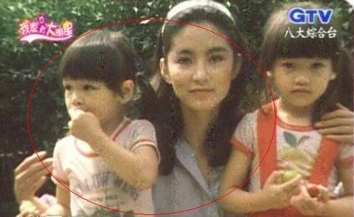 青霞手里抱著兩個(gè)小女孩，而左手邊那個(gè)4歲的小女孩就是徐若瑄。圖／翻攝網(wǎng)絡(luò)