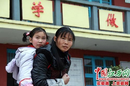 蘭愛紅背著女兒放學。