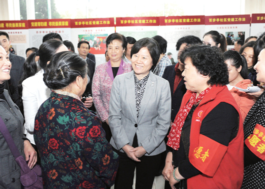 4月16日，沈躍躍在武漢市百步亭社區(qū)調(diào)研時，與社區(qū)志愿者親切交談。記者 楊睿 攝