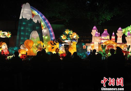 2月7日晚，福州市民在觀賞白雪公主和七個小矮人彩燈?！埍蟆z