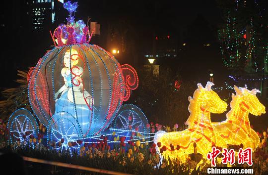 2月7日晚，福州溫泉公園白雪公主彩坐馬車彩燈吸引了眾多市民前來觀賞?！埍蟆z