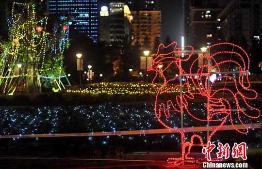 2月7日晚，福州溫泉公園里各種彩燈將公園裝扮的流光溢彩?！埍蟆z