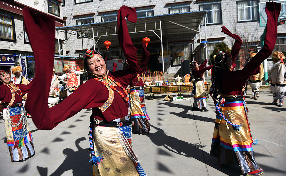 2月27日，拉薩市城關(guān)區(qū)阿壩林卡社區(qū)老年文藝隊(duì)表演舞蹈。