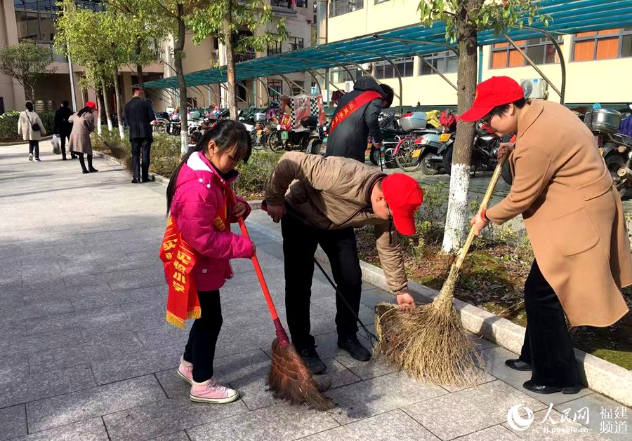   “學(xué)雷鋒”：邵武市通泰街道三里亭社區(qū)等舉辦“弘揚(yáng)雷鋒精神 爭(zhēng)做時(shí)代新人”活動(dòng)。楊若涵攝